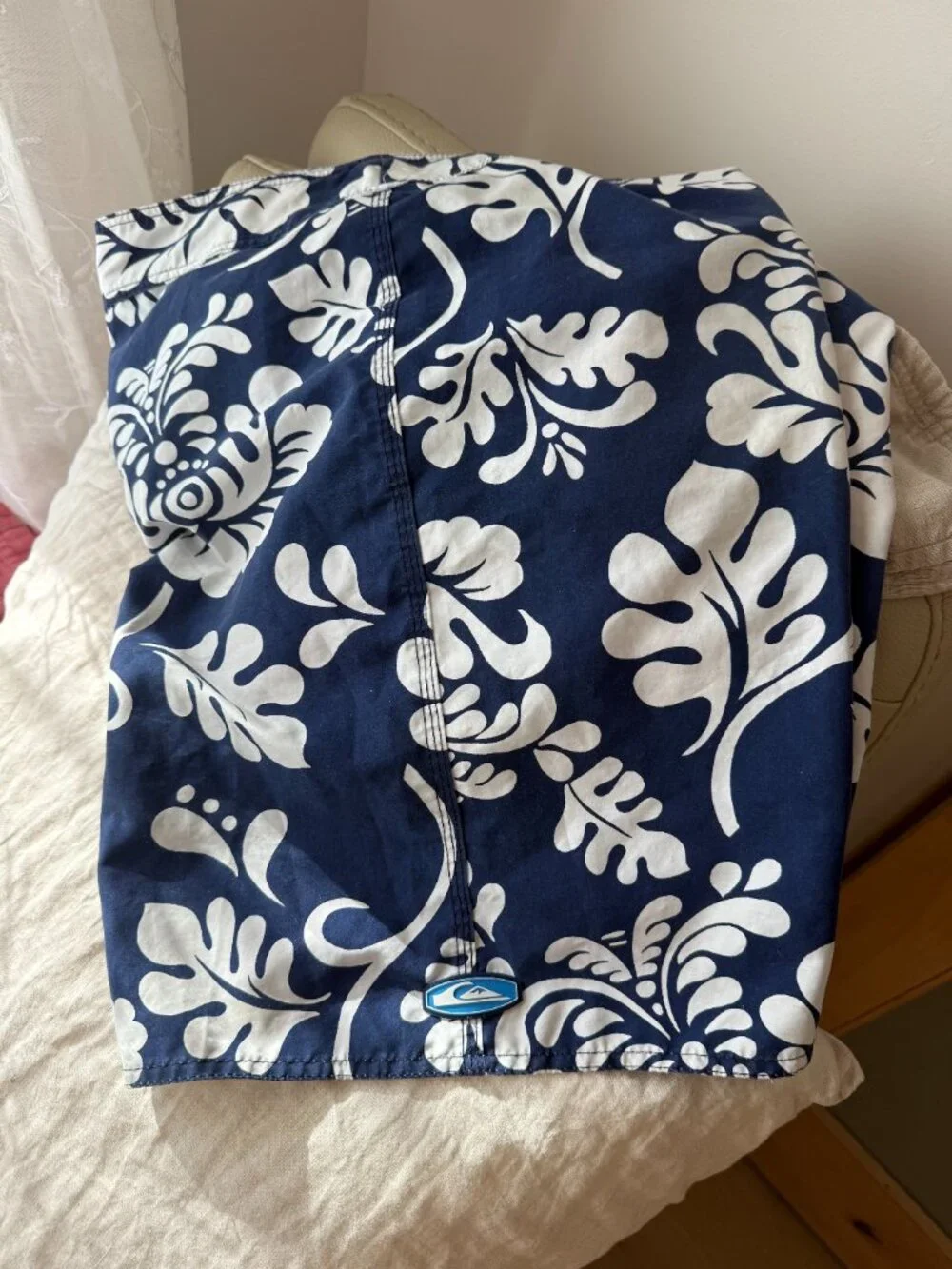 Vintage 90s / 00s Quiksilver Hawaiian Floral Boardshorts Navy White Size 34